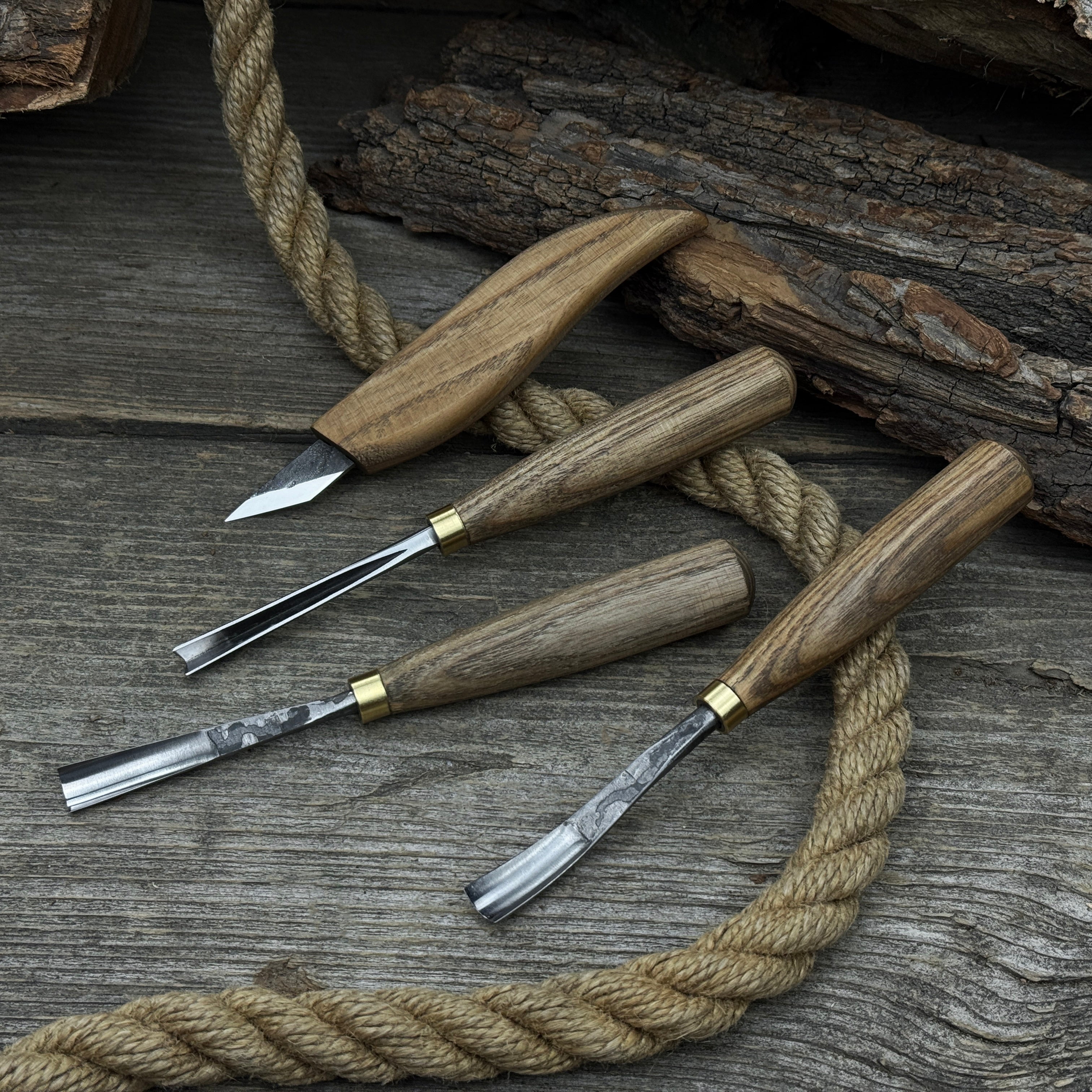 Ensemble de 4 couteaux à découper, ciseaux et gouges