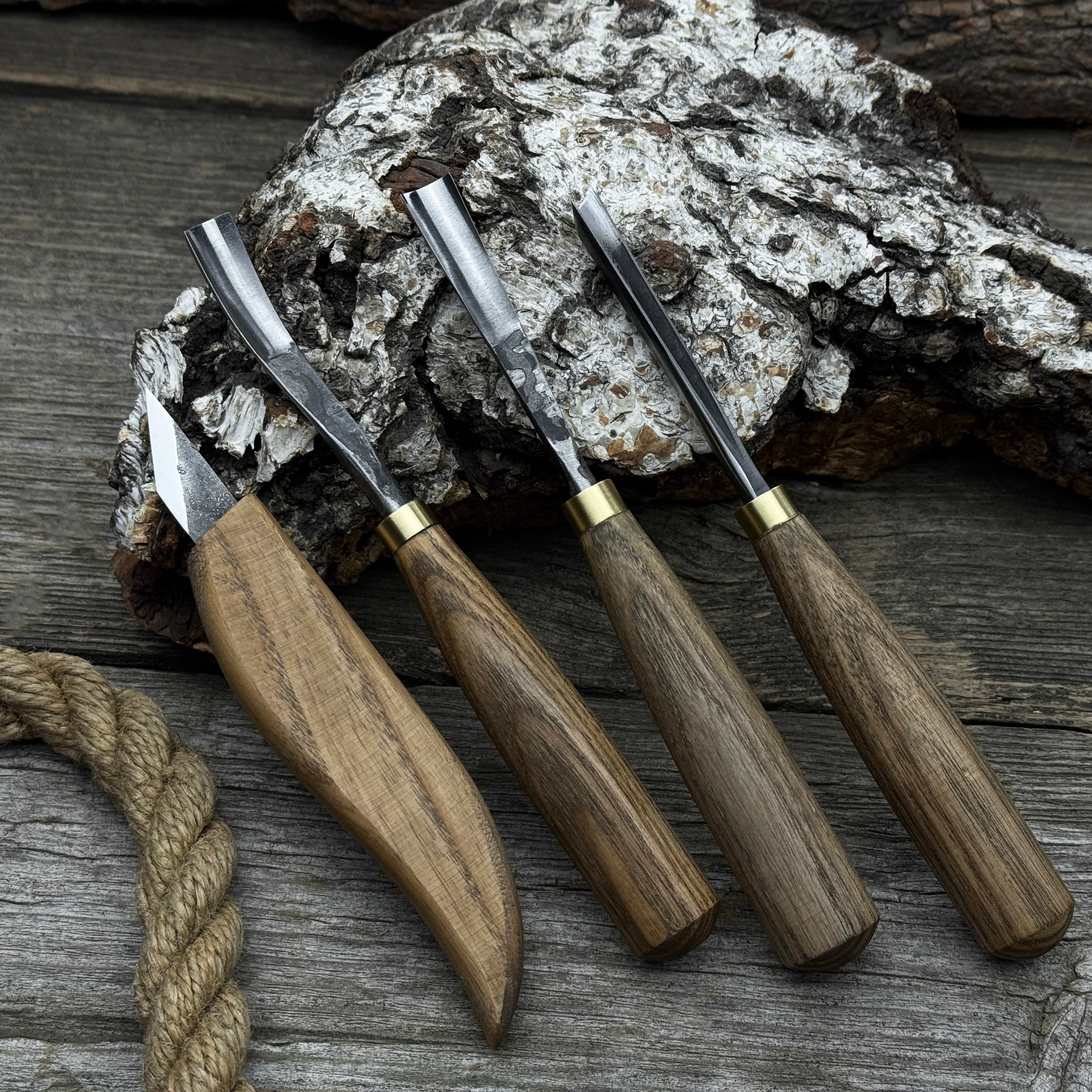 Ensemble de 4 couteaux à découper, ciseaux et gouges