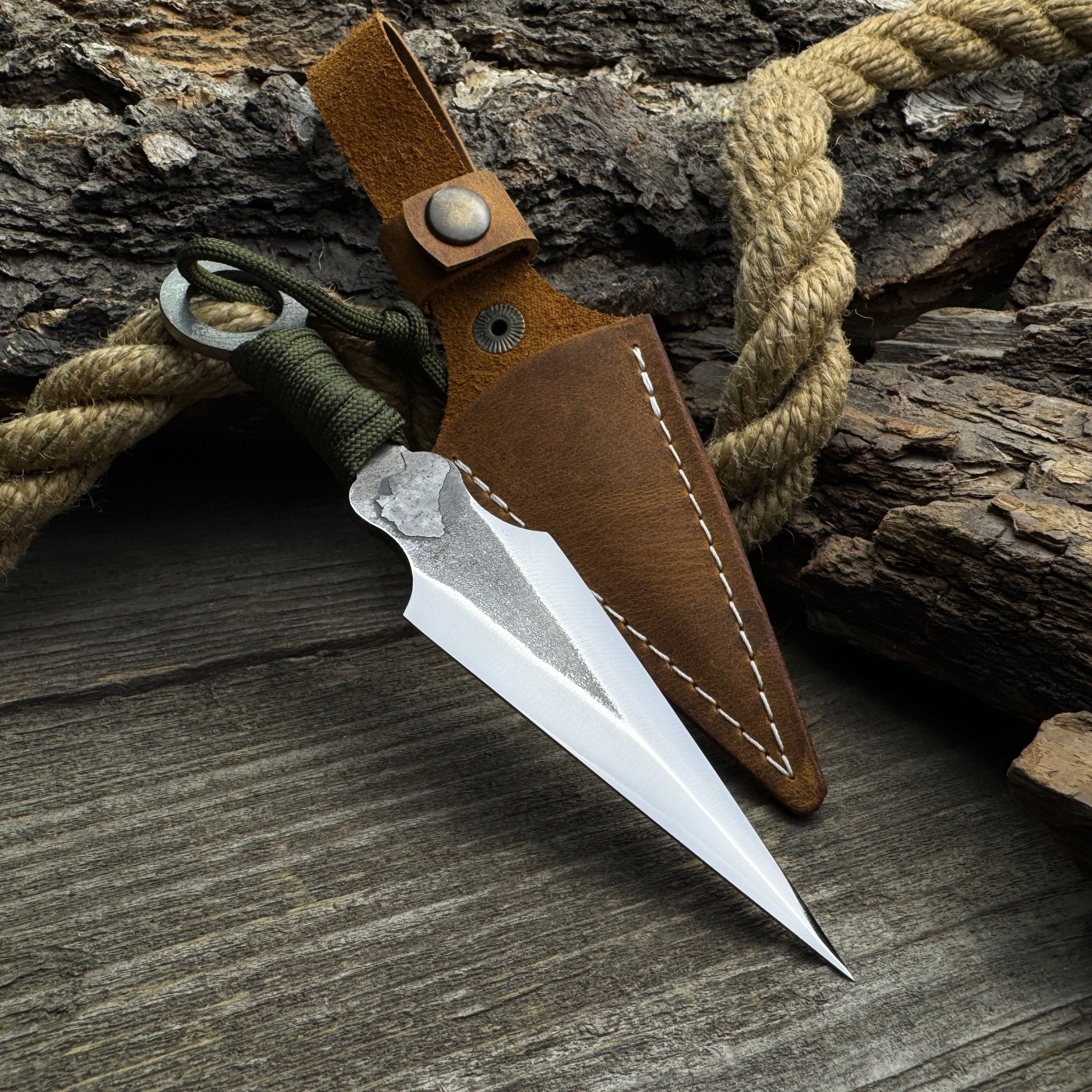 Hand - Forged Throwing Knife with Leather Belt Sheath, 16 cm (6.3 inches) - 1