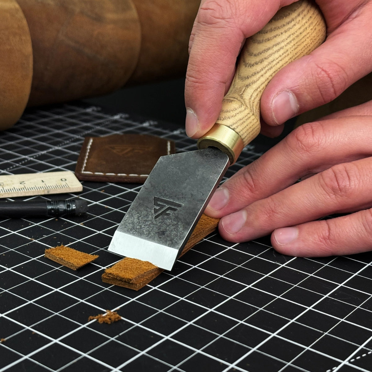 Straight Leather Skiving Knife, 3 cm (1.18 inches) - 6