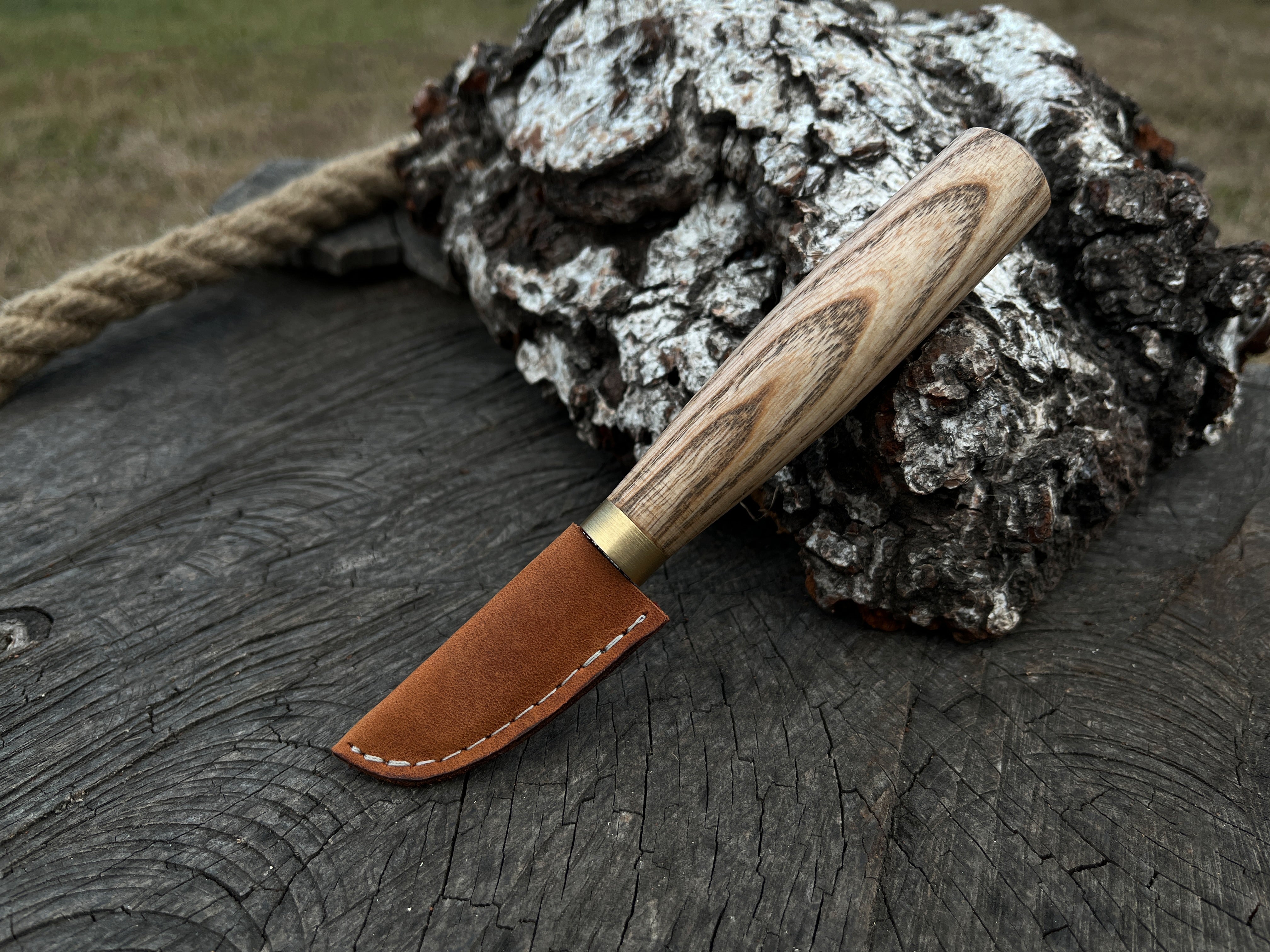 Couteau à découper en bois forgé. Couteau à découper les copeaux.