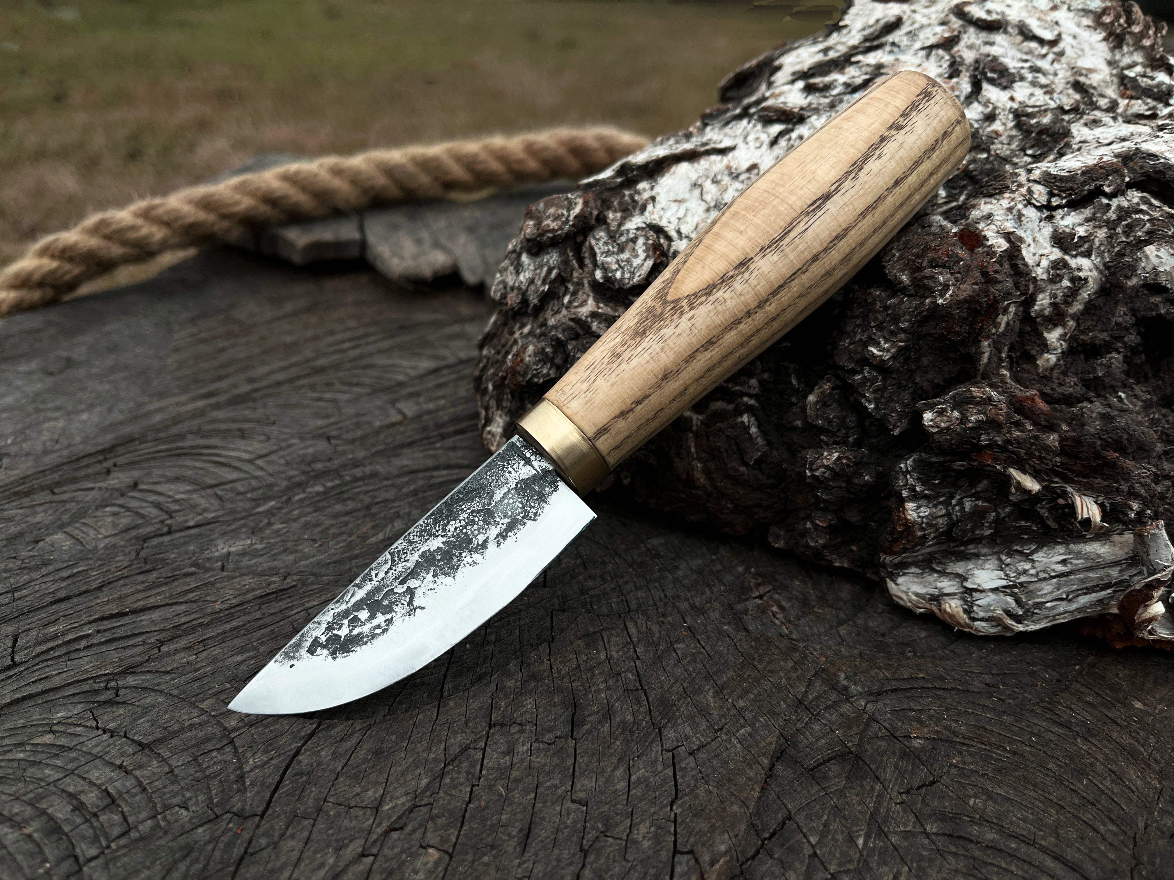 Couteau de sculpture sur bois forgé. Couteau forgé à la main