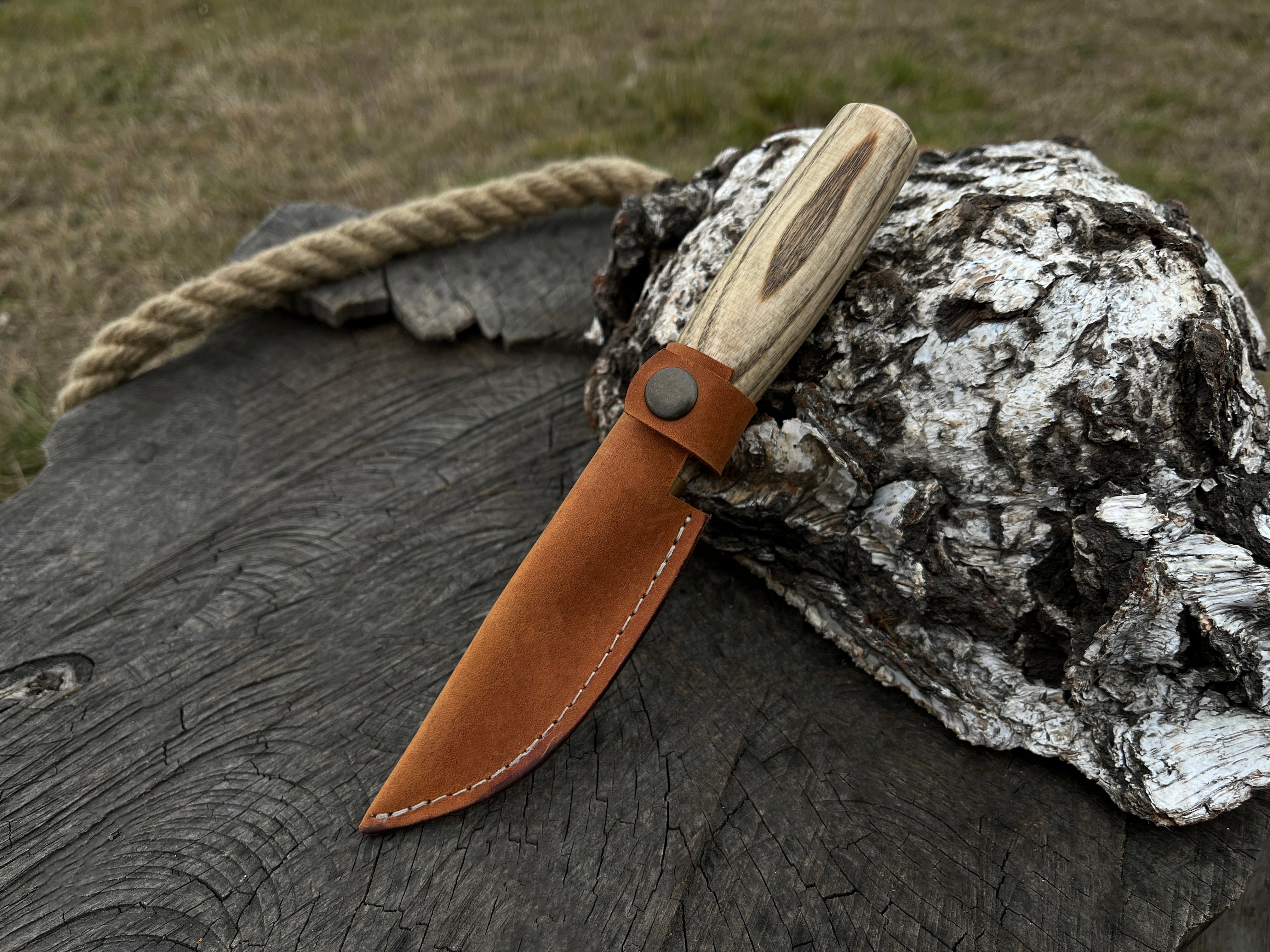 Couteau de sculpture sur bois forgé. Couteau à découper les copeaux.
