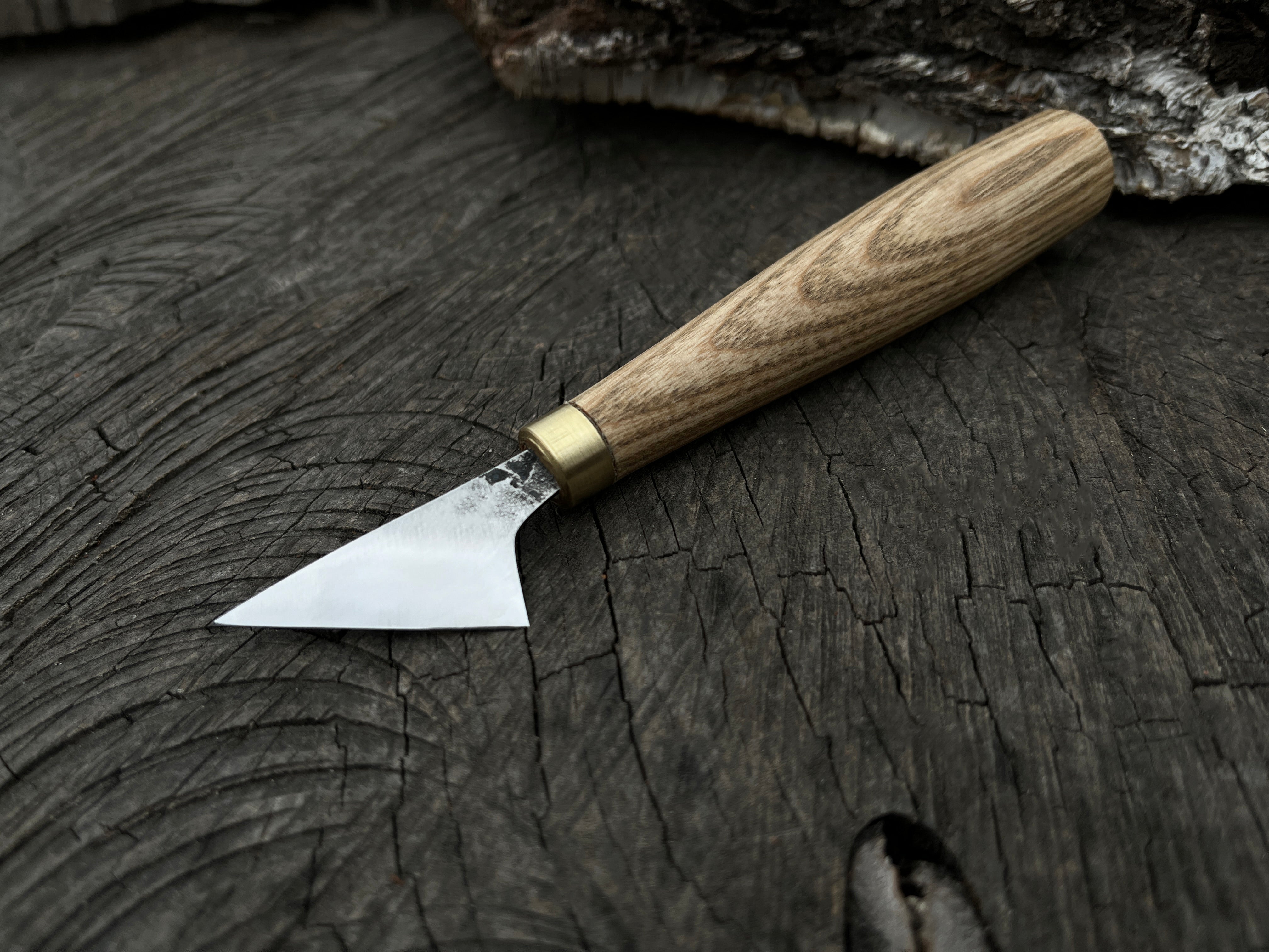 Couteau de sculpture sur bois forgé. Couteau à découper les copeaux.