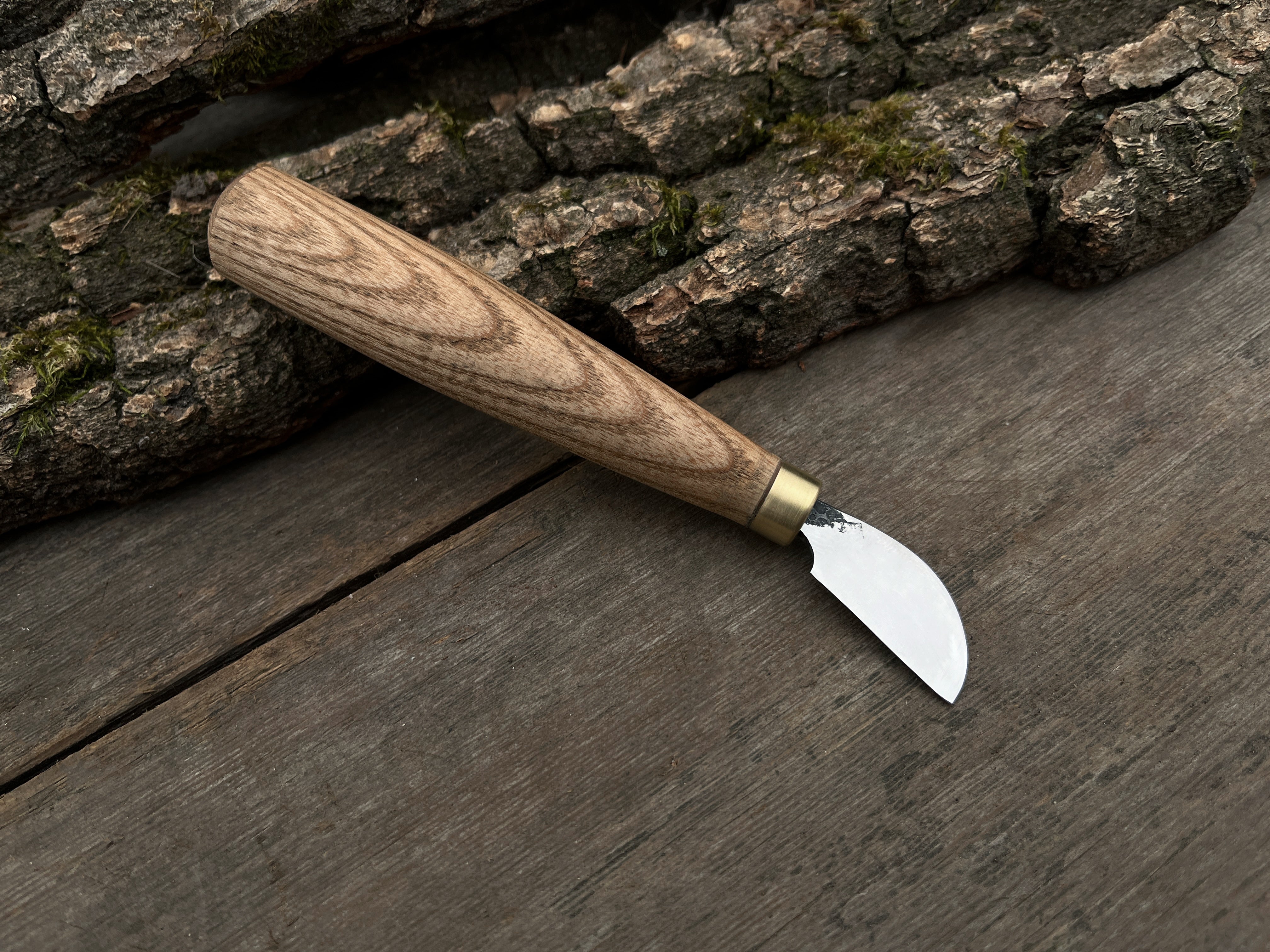 Couteau à découper en bois forgé. Couteau à découper les copeaux.