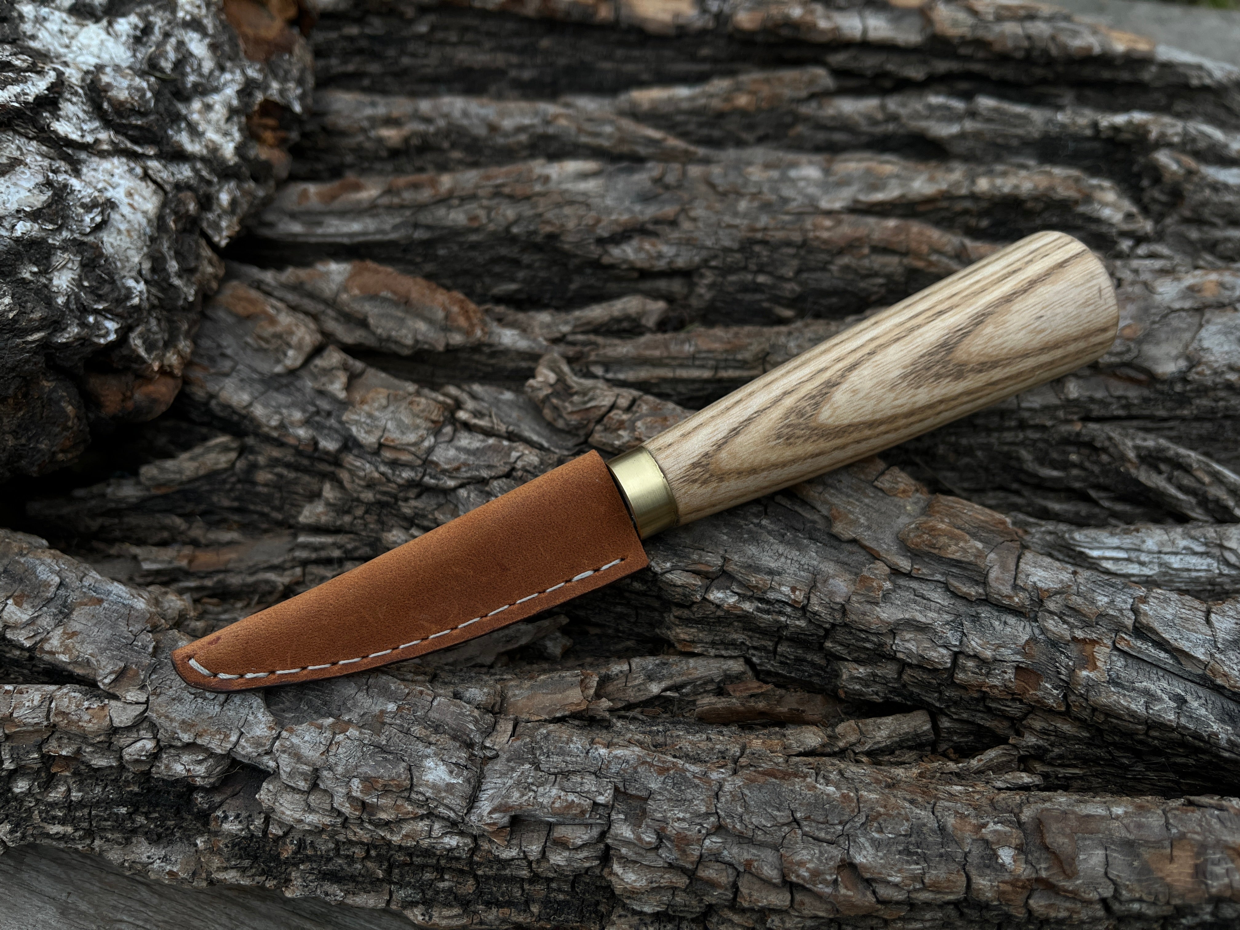 Geschmiedetes Holzschnitzmesser. Messer mit feststehender Klinge aus Kohlenstoffstahl.