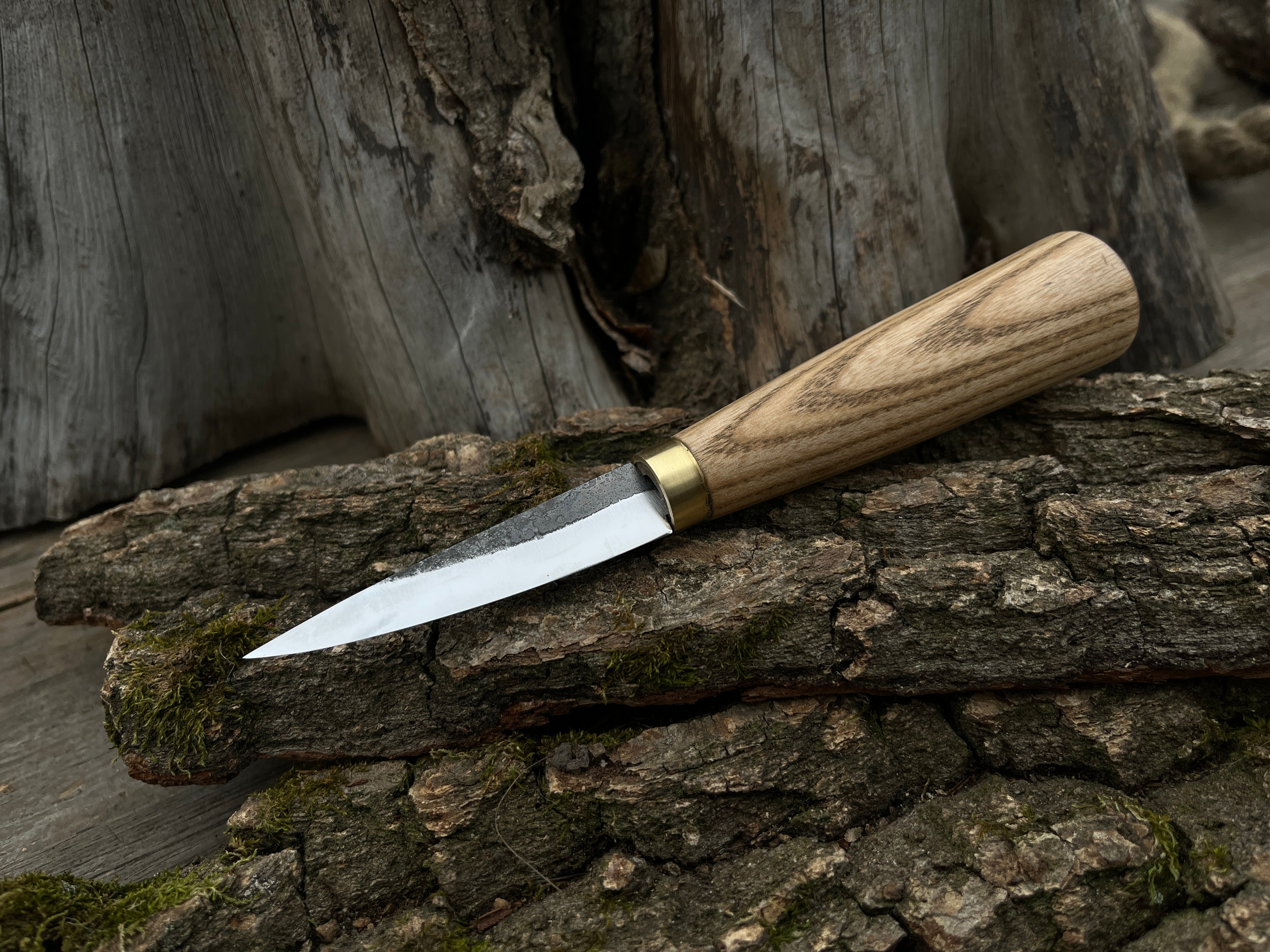 Couteau de sculpture sur bois forgé. Couteau à lame fixe en acier au carbone.