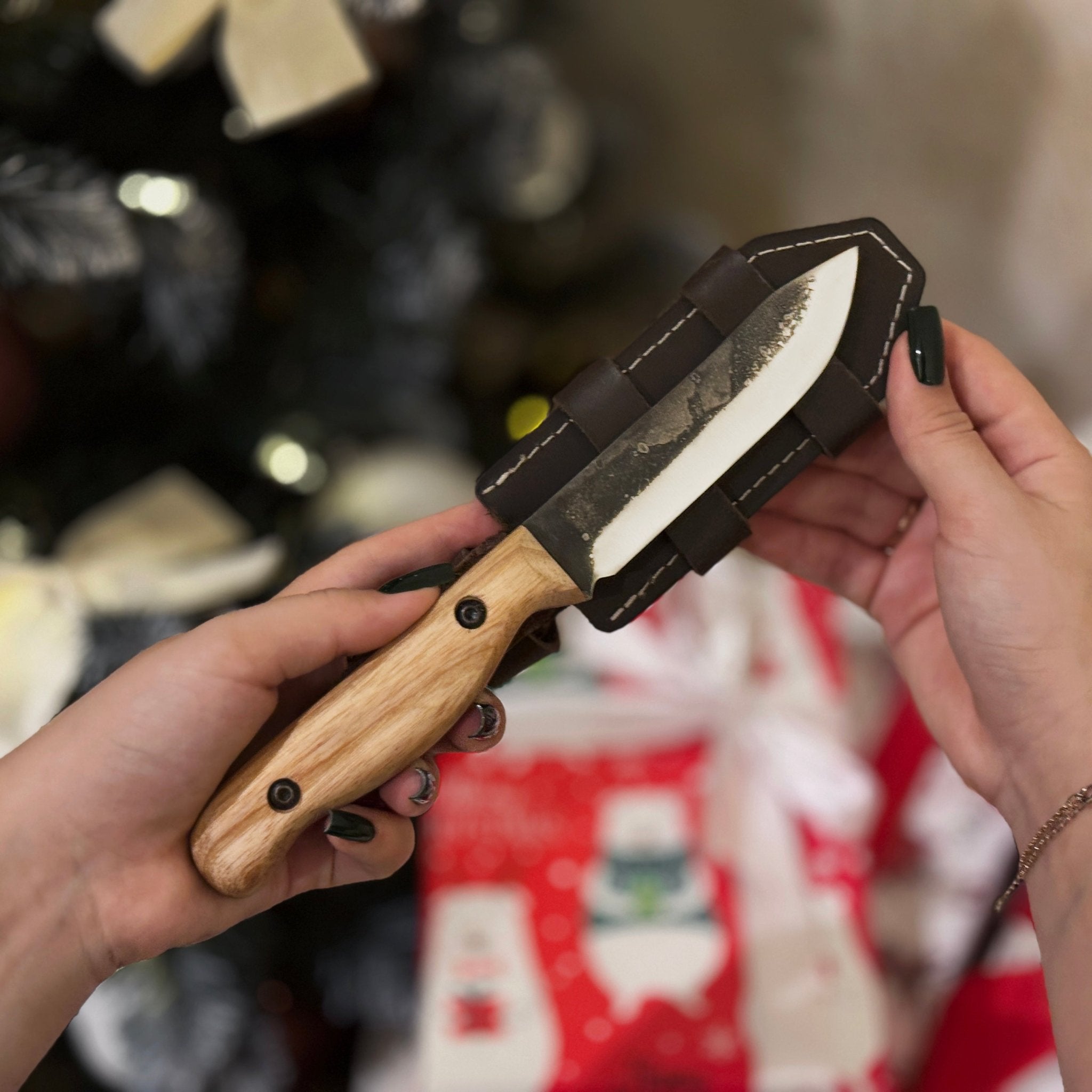 Hand - Forged Bushcraft Knife, 10 cm (3.9 in) Blade with Leather Sheath - 1