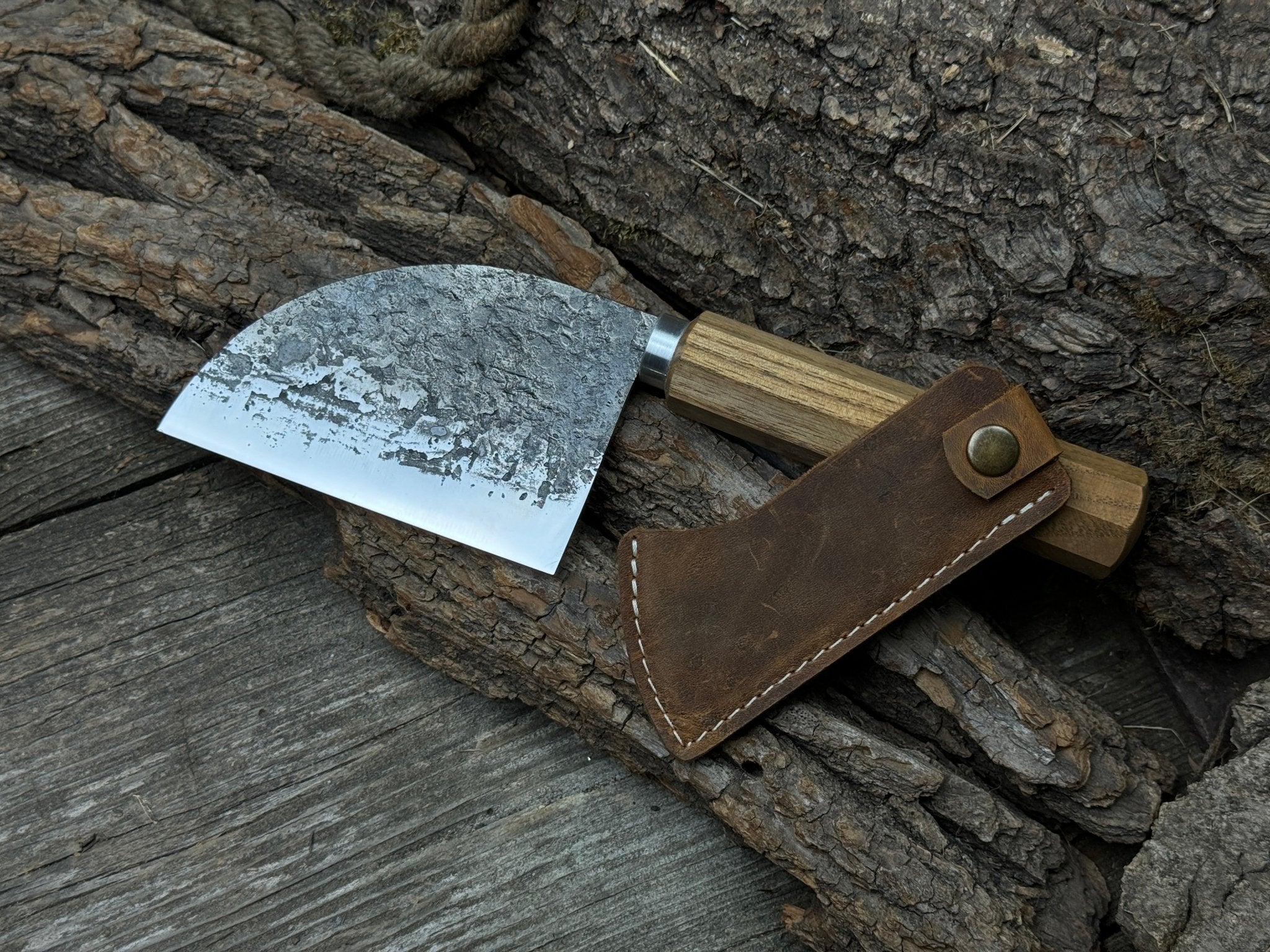 Hand - Forged Bushcraft Knife, 11 cm (4.33 inches) - 1