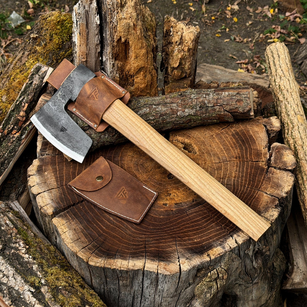 Hand-Forged Carpenter's Axe with Belt Loop, 0.84 kg (1.85 lb) - 1