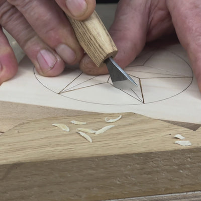 Kleines Schnitzbrett aus Lindenholz mit vorgezeichnetem Muster