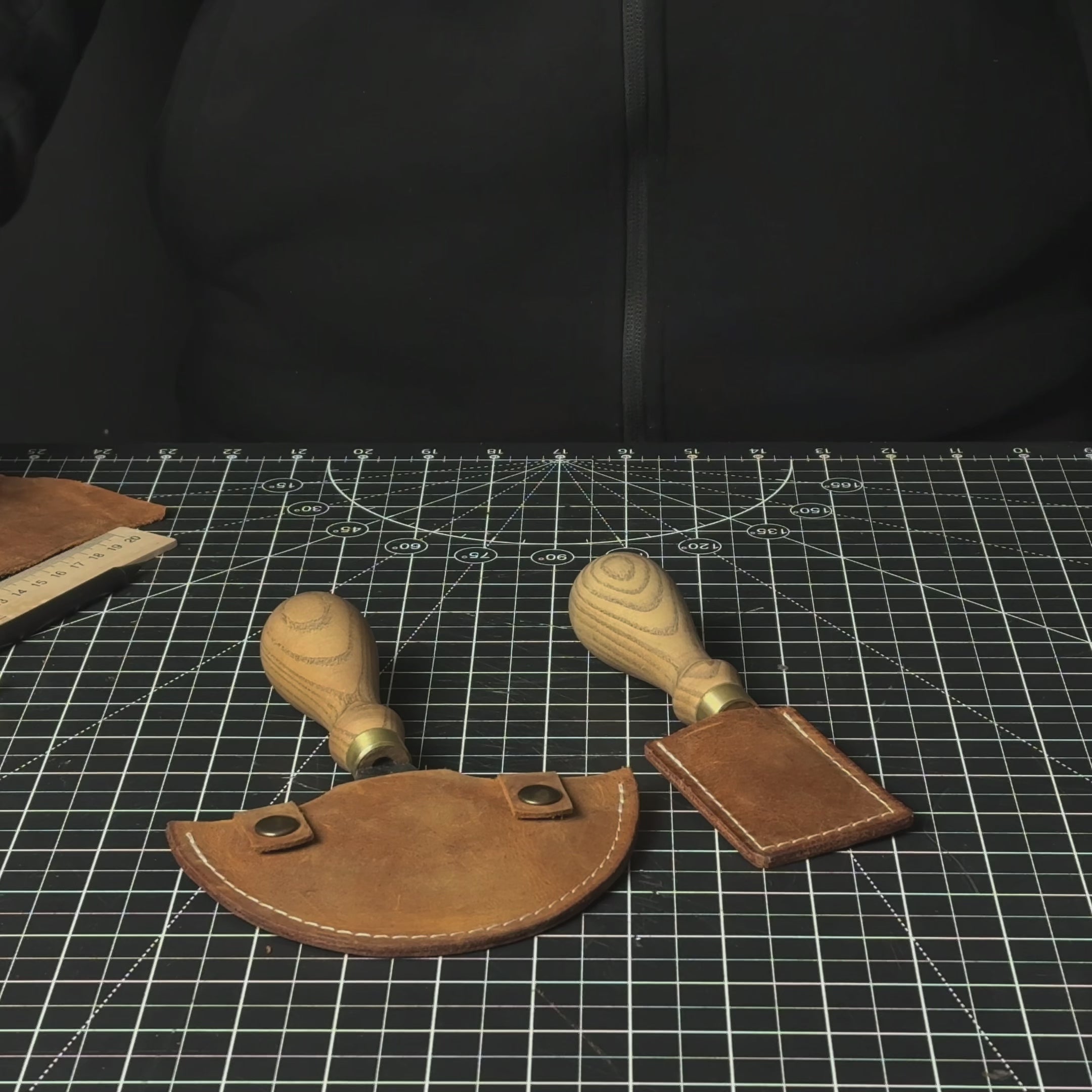 Ensemble de 2 couteaux en cuir, l'un droit et l'autre rond (demi-lune).