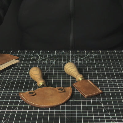 Ensemble de 2 couteaux en cuir, l'un droit et l'autre rond (demi-lune).