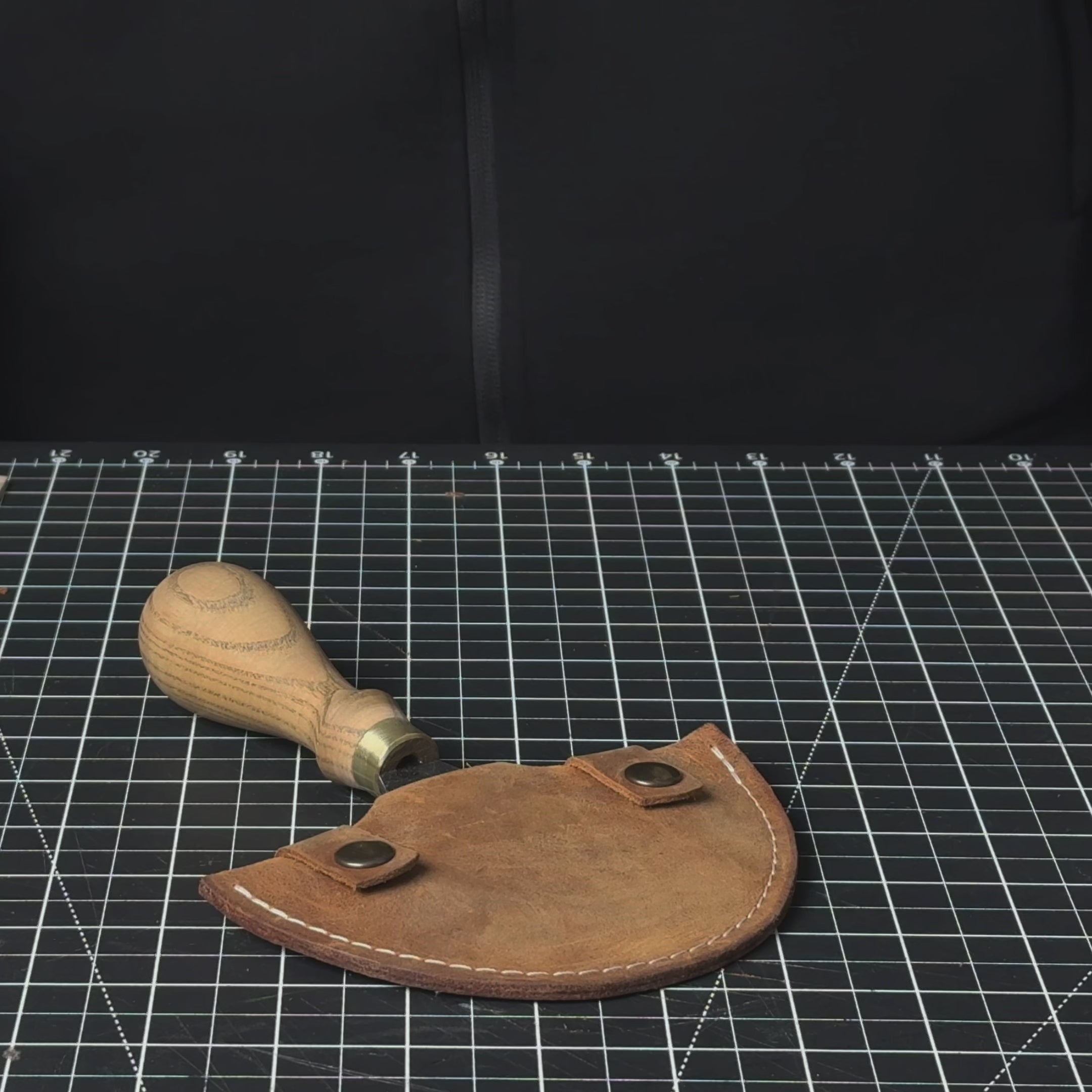 Rundes (Halbmond-)Messer aus Leder, 10,5 cm (4,1 Zoll)