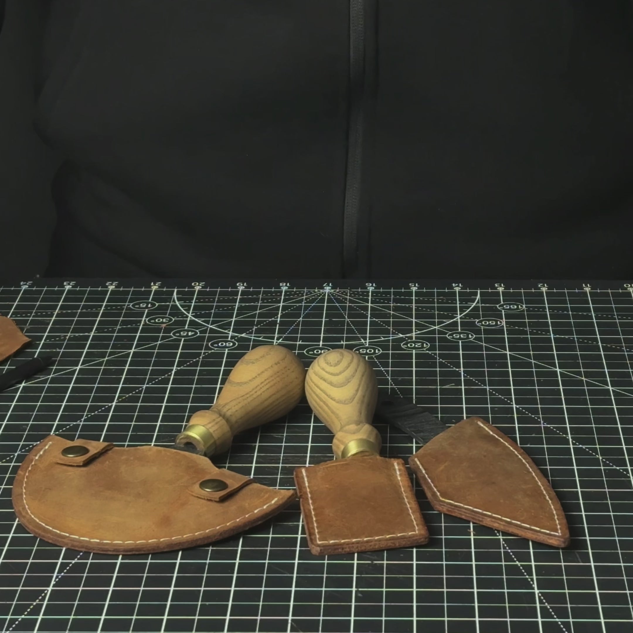 Ensemble de 3 couteaux pour la maroquinerie avec étuis en cuir