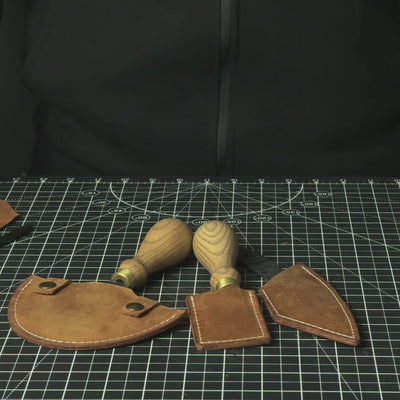 Ensemble de 3 couteaux pour la maroquinerie avec étuis en cuir