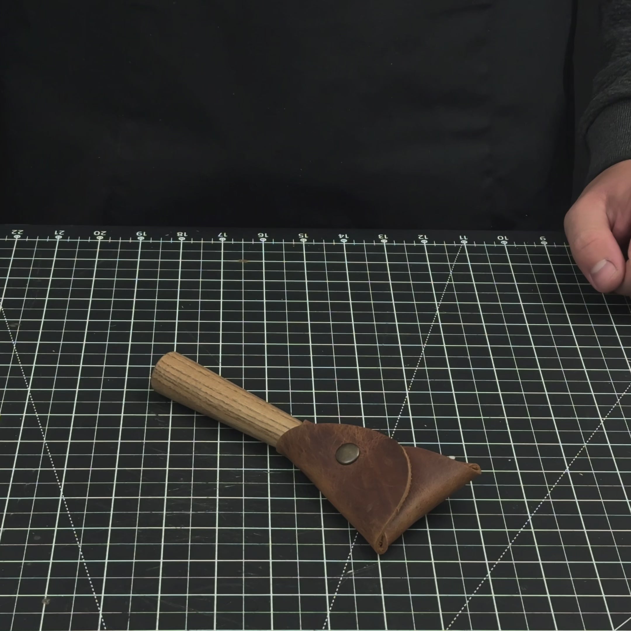 Couteau à sculpter Spoon Scorp (rond), ⌀3 cm (1,2 pouce) avec étui en cuir