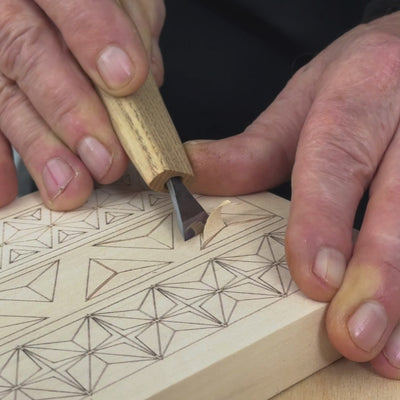 Schneidebrett aus Lindenholz mit vorgezeichnetem Muster