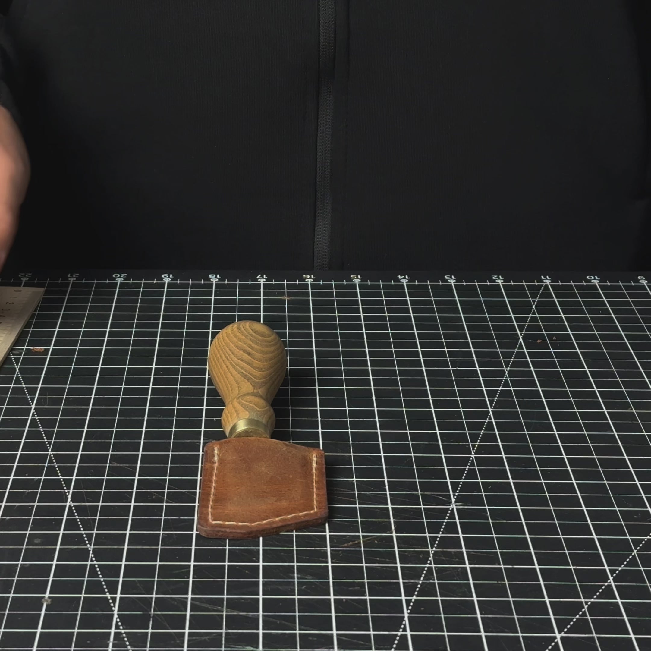 Couteau à parer le cuir coudé, 3 cm (1,18 pouces)