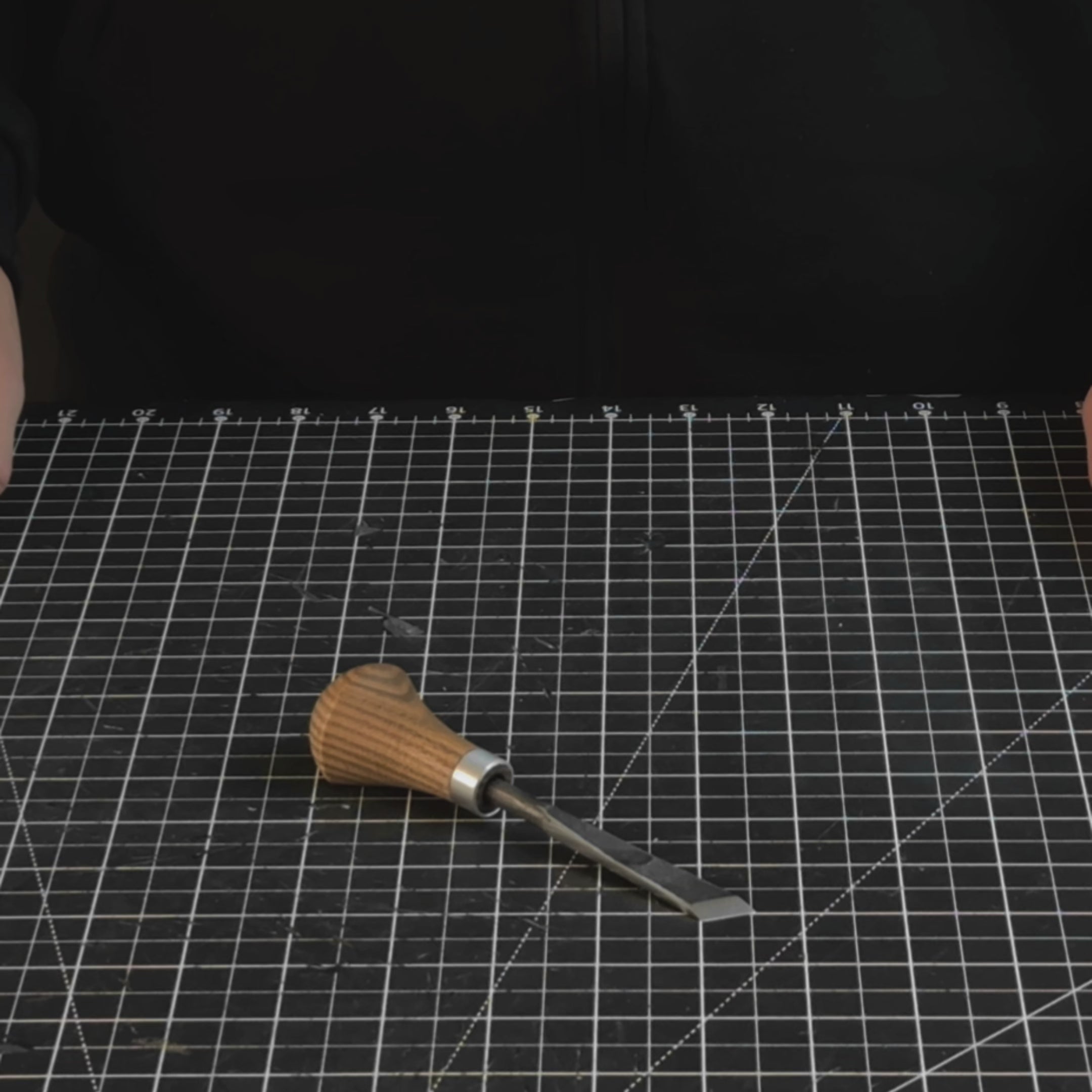 Abgewinkelter Schnitzmeißel mit Handgriff – 10 mm (0,39 Zoll)